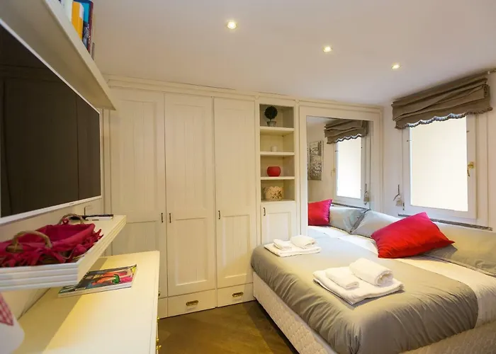 Pantheon Romantic Loft Apartment